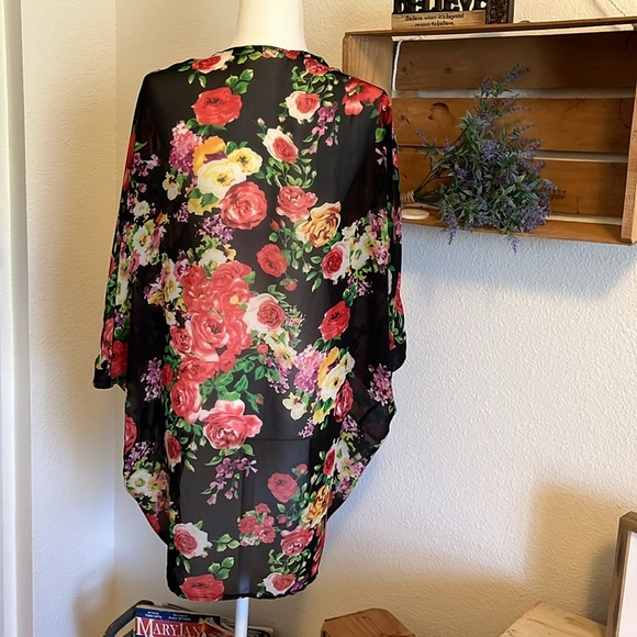 Viamor Flowered Cape - Picture 5 of 6